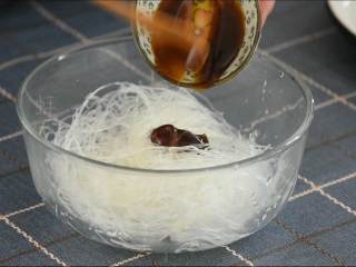 4、买菜做饭吃点啥，来份金银蒜开背虾，晚餐夜宵全搞定！,泡发的粉丝加蚝油拌匀。