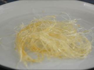 5、买菜做饭吃点啥，来份金银蒜开背虾，晚餐夜宵全搞定！,盘底铺上粉丝。