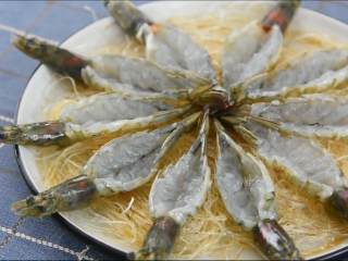 6、买菜做饭吃点啥，来份金银蒜开背虾，晚餐夜宵全搞定！,处理好的虾摆盘。