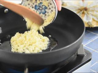 7、买菜做饭吃点啥，来份金银蒜开背虾，晚餐夜宵全搞定！,热锅冷油，倒入蒜末。