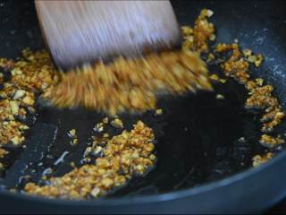 8、买菜做饭吃点啥，来份金银蒜开背虾，晚餐夜宵全搞定！,小火炒至微黄，再加入盐、糖、生抽炒匀。