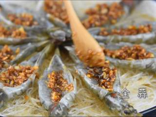 9、买菜做饭吃点啥，来份金银蒜开背虾，晚餐夜宵全搞定！,将金蒜均匀涂在虾背上。