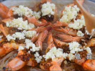 11、买菜做饭吃点啥，来份金银蒜开背虾，晚餐夜宵全搞定！,再把“银蒜”铺在虾背上面。