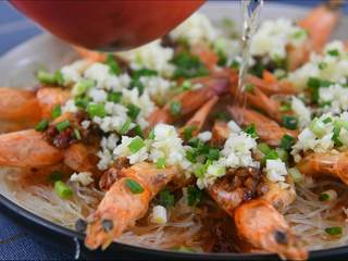 12、买菜做饭吃点啥，来份金银蒜开背虾，晚餐夜宵全搞定！,撒入葱花，淋上热油即可。