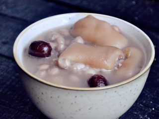 8、花生炖猪蹄,满满的胶原蛋白。