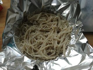 1、蒜蓉锡纸金针菇,金针菇撕成丝焯水至熟，凉水冲一下沥干放入锡纸里备用