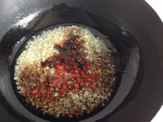 2、蒜蓉锡纸金针菇,放入色拉油，蒜米椒，糖盐蚝油酱油，小火炒熟