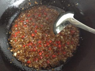 3、蒜蓉锡纸金针菇,装碗里备用