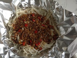 4、蒜蓉锡纸金针菇,均匀放入金针菇里