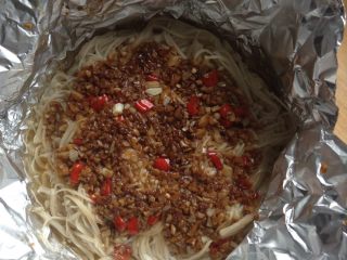 6、蒜蓉锡纸金针菇,出锅，家庭版蒜蓉锡纸金针菇完成啦