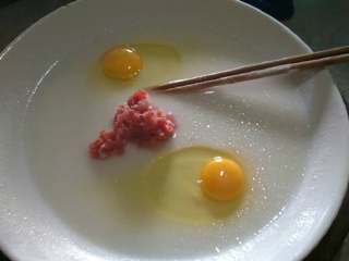 1、家庭肠粉,把粘米粉用水化开。用筷子搅拌均匀。稍微稀一点。