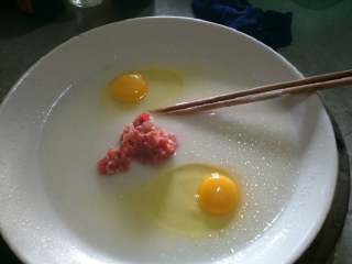 2、家庭肠粉,把鸡蛋打进去。肉末适量加一些。用筷子搅拌均匀。