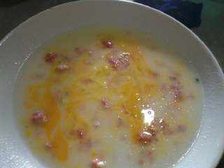 3、家庭肠粉,搅拌均匀以后，加入盐，鸡精就可以上锅蒸了。