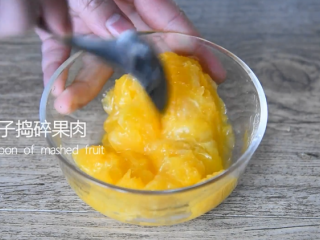5、最好的止咳方法——盐蒸橙子,挖出果肉，用勺子捣碎果肉