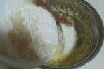 8、制作蛋糕会让你感受到幸福--皇冠磅蛋糕,加入过了筛的混合粉,搅拌均匀;