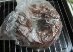 15、制作蛋糕会让你感受到幸福--皇冠磅蛋糕,套上保鲜膜放凉;