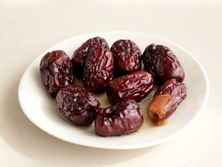 1、枣泥溶豆,红枣上锅隔水蒸熟