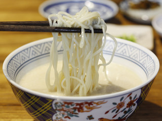 6、ラーメン，日料店必点的地狱拉面,过完水的面条即刻放入之前准备好的猪骨汤中。