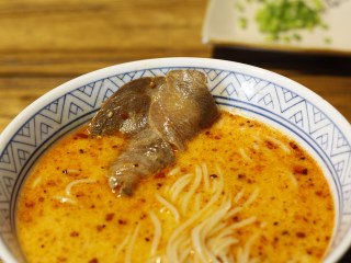 7、ラーメン，日料店必点的地狱拉面,将已经煮好的叉烧放入汤面中。