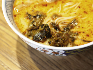 8、ラーメン，日料店必点的地狱拉面,放入腌高菜，家里有其他腌菜的也可以取代的哦。