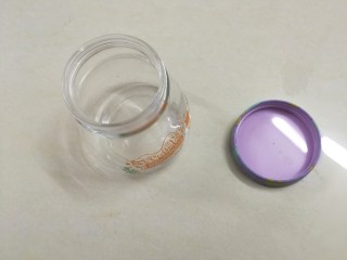 2、糖渍金桔,提前用开水烫一个干净的玻璃瓶晾干备用