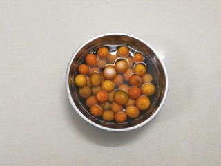 3、糖渍金桔,金桔用盐水泡15分钟