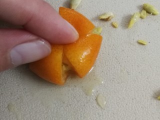 7、糖渍金桔,切好刀口的小金桔，就着顶部和根部，一按压扁，核就出来了，把能看到的核都挑出来