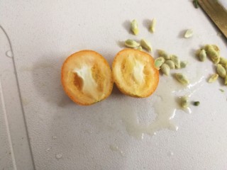 8、糖渍金桔,或者这样，对半切开，挖出果核