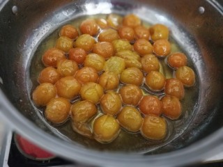 14、糖渍金桔,开大火收汁至稠稠的状态就关火，糖水不用收太干，留一些以备后来用来泡水喝