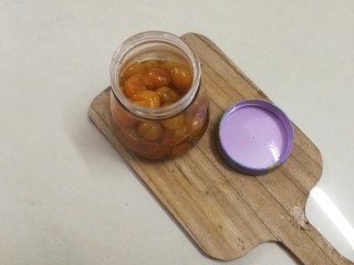 15、糖渍金桔,待凉后，熬制的金桔连糖水一起入瓶，密封好放入冰箱冷藏，用干净勺子随吃随取，建议一个月内吃完～