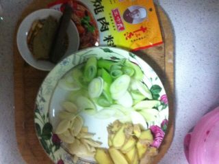 2、牛肉炖菜,葱姜蒜切片备用,炖肉包,桂皮,香叶,陈皮少许