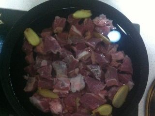 3、牛肉炖菜,冷水放入泡好的牛肉,加上少许姜片放入料酒