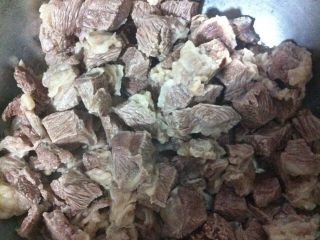 5、牛肉炖菜,煮好后,冲洗干净血沫