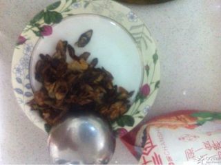 8、牛肉炖菜,将葱姜蒜煎成这样,捞出