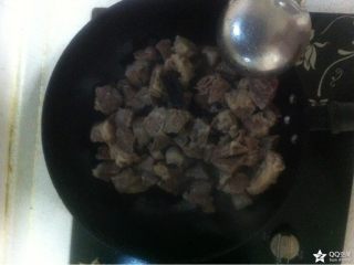 10、牛肉炖菜,出香后倒入煮好的牛肉,尽量将牛肉控干净水,以免蹦油,然后放少许糖,大概一小勺,放少许料酒,放盐,根据口味放,建议放咸一些