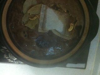 13、牛肉炖菜,煮开水后将炒好的牛肉倒入沙锅内,