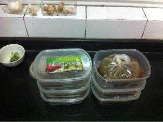 15、牛肉炖菜,炖好的牛肉放凉,分别装盒,日后,吃炖菜的时候,拿出来一份,倒入砂锅内,放入各种喜欢的蔬菜,就成了牛肉炖菜,也可以煮面条吃哦