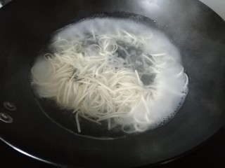 1、西红柿鸡蛋面,面下锅，煮熟，捞起，沥干