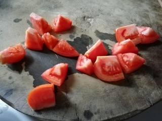 2、西红柿鸡蛋面,西红柿切小块