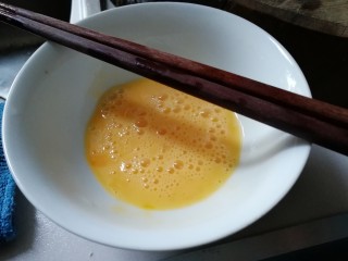 3、西红柿鸡蛋面,鸡蛋打散