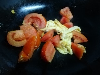 4、西红柿鸡蛋面,加油，鸡蛋煎好，放西红柿翻炒