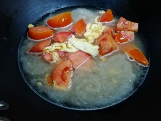 5、西红柿鸡蛋面,放水煮开