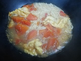 7、西红柿鸡蛋面,煮开