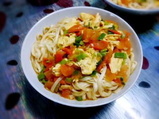8、西红柿鸡蛋面,加点葱花，装碗，食用