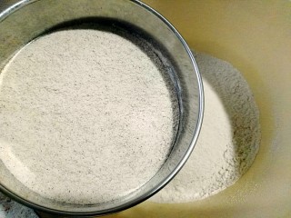 3、八珍糕,再将八珍粉过筛成细粉