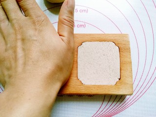 11、八珍糕,将小粉团嵌入模具，紧压成型