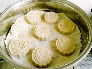 13、八珍糕,用各种模具做出造型，蒸锅上气后，放入八珍糕，大火蒸30~40分钟(根据八珍糕的大小来决定蒸制时间)