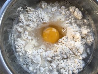 1、日式大阪烧,小丸子预拌粉，水，蛋，放在一个盆里，搅匀。