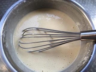 2、日式大阪烧,搅匀之后是稀稀的面糊，不需要加调味品，预拌粉是有味道的。