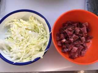 3、日式大阪烧,圆白菜洗净切丝，香肠切丁。